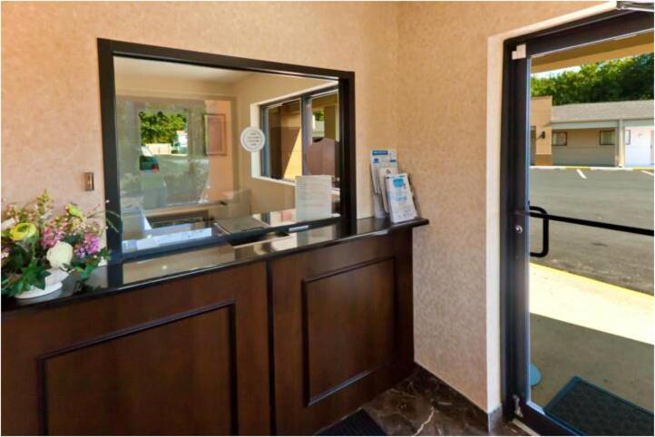 Westwood Motor Lodge Thorofare Extérieur photo